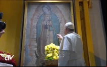 El Papa Francisco toca la imagen original de la Virgen de Guadalupe tras rezar por 20 minutos en privado, el 13 de febrero de 2016.