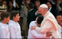 El Papa Francisco abraza a un adolescente durante la ceremonia de bienvenida a Colombia el 6 de septiembre de 2017.