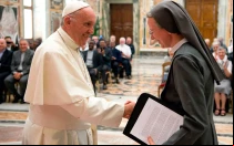 El Papa Francisco y Sor Simona Brambilla en un encuentro en el Vaticano en 2017.