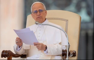 El Papa León XIV el 21 de mayo de 2025 en su primera audiencia general en la Plaza de San Pedro. Crédito: Daniel Ibáñez / EWTN News.
