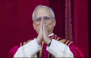 El Papa León XIV en el balcón de la Basílica de San Pedro en el Vaticano. Crédito: Daniel Ibáñez / EWTN News.