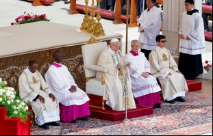 El Papa León XIV durante la Misa de inauguración de su pontificado. Crédito: Daniel Ibáñez / EWTN News.