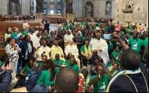 El Papa León XIV (al centro) con los participantes de la peregrinación por la paz en África, en la Basílica de San Pedro en el Vaticano.