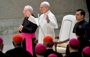 El Papa León XIV en su encuentro con los trabajadores del Vaticano y funcionarios de la Curia Romana. Crédito: Vatican Media.