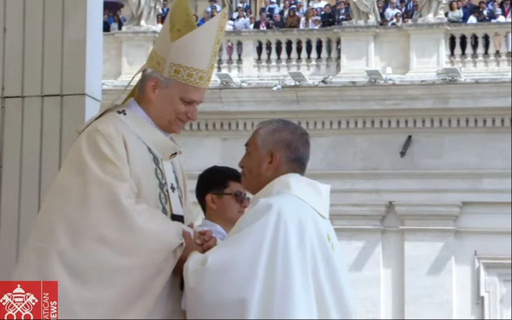 El Papa León XIV y el P. Guillermo Inca, sacerdote peruano, durante el rito de obediencia en la Misa de inauguración del pontificado.?w=200&h=150
