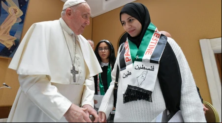 El Papa Francisco con mujer palestina