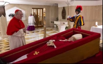 El Cardenal Parolin junto a los restos mortales del Papa Francisco en la Capilla de Santa Marta