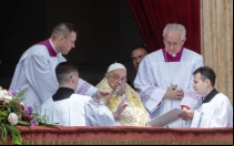 El Papa Francisco pronuncia la bendición pascual "urbi et orbi" desde la logia central de la Basílica de San Pedro, el 20 de abril de 2025.