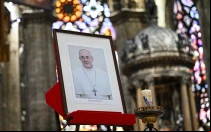Un retrato del Papa Francisco es exhibido durante una Misa memorial en su honor en la Catedral del Duomo. 22 de abril de 2025.