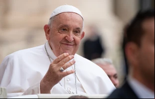 El Papa Francisco preside la Audiencia General en la Plaza de San Pedro, el 26 de octubre de 2023 Crédito: Ricardo Perna / Shutterstock.