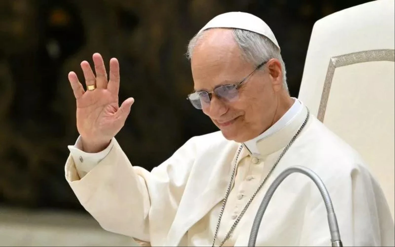 El Papa León XIV saluda mientras dirige una audiencia a representantes de los medios de comunicación, en el Aula Pablo VI del Vaticano, el 12 de mayo de 2025.?w=200&h=150
