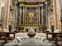 Papa Francisco rezando ante la Salus Populi Romani el 23 de septiembre de 2023