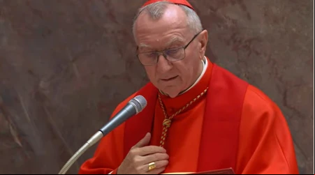 El Cardenal Pietro Parolin preside el cónclave