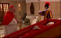 El Cardenal Pietro Parolin, Secretario de Estado, reza ante el féretro del Papa Francisco