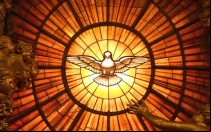 Imagen del Espíritu Santo en un vitral de la Basílica de San Pedro del Vaticano.