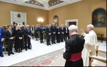 El Papa León XIV da una bendición a los  de la Fundación Nacional Ítalo-Americana durante su encuentro el 4 de junio de 2025 en el Vaticano.
