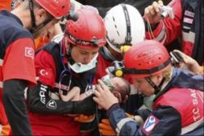 Bebé de 14 días aparece viva entre escombros 46 horas tras terremoto en Turquía