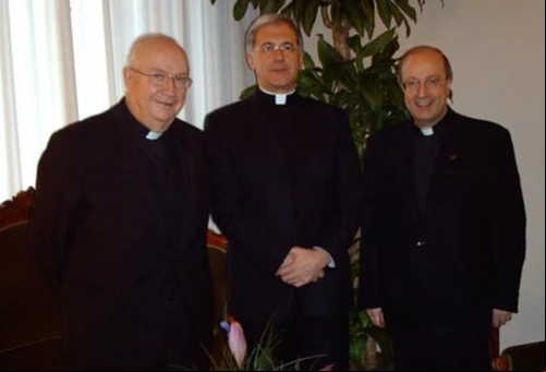 P. Fernando Vu00e9rgez (izquierda), Mons. Renato Boccardo (al centro) y P. Silvio Sassi. Foto: Sitio web de Regnum Christi?w=200&h=150