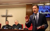 El periodista Matías Prats agradece un Premio ¡Bravo! concedido por los obispos españoles.