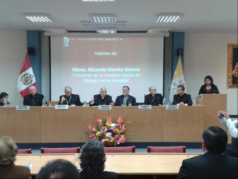 Los obispos presentes en la premiaciu00f3n de esta mau00f1ana (foto ACI Prensa)?w=200&h=150