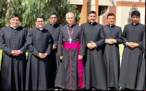 Mons. Robert Prevost (hoy León XIV) con los nuevos Presbíteros y Diáconos, ordenados el 7 de diciembre de 2019, en Seminario Mayor Santo Toribio de Mogrovejo de la Diócesis de Chiclayo.