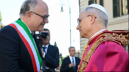 Saludo entre el Papa León XIV y el alcalde de Roma