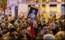 Una multitud reza el Rosario en Madrid en el día de la Inmaculada Concepción, patrona de España.