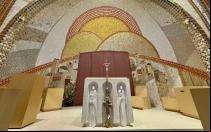 Los Caballeros de Colón utilizaron una cubierta de papel para cubrir temporalmente las obras de arte creadas por el P. Marko Rupnik en el Santuario Nacional de San Juan Pablo II en Washington D.C., el martes 23 de julio de 2024.