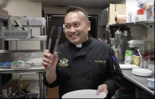 El P. Leo Patalinghug en su restaurante, Gastro Social. Crédito: Captura de pantalla de EWTN News In Depth