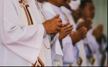 Imagen referencial de sacerdotes católicos celebrando Misa