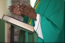 Imagen referencial de sacerdote católico africano.