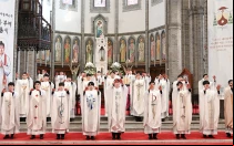Los 26 nuevos sacerdotes de la Arquidiócesis de Seúl impartiendo su primera bendición después de la ceremonia de ordenación, el 7 de febrero.