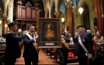 Los Caballeros de Colón acompañan en procesión al nuevo Ícono Peregrino del Sagrado Corazón durante una Misa y la Hora Santa del Sagrado Corazón en la iglesia de Santa María en New Haven, Connecticut (Estados Unidos), el 3 de enero de 2025.