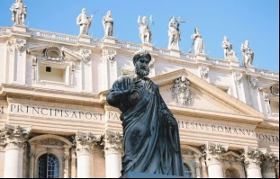 Estatua de San Pedro en el exterior de la Basílica de San Pedro, en el Vaticano. Crédito: iam_os / Unsplash.