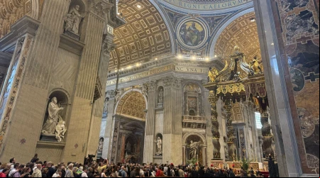 Fila de peregrinos ya dentro de la Basílica para ver al Papa Francisco