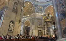 Fila de peregrinos ya dentro de la Basílica para ver al Papa Francisco