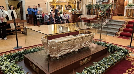 Cuerpo de Santa Teresa de Jesús, exhibido en 2025 para veneración pública extraordinaria en Alba de Tormes.