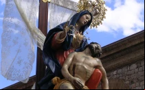 Imagen de la Virgen de la Caridad en procesión durante Viernes de Dolores en la Semana de Pasión, en Cartagena (España).