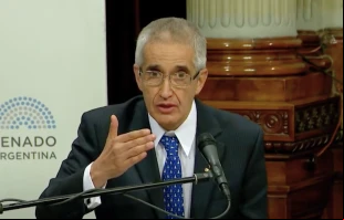 Jorge Serrano Limón hablando sobre la experiencia del aborto en la Ciudad de México. Crédito: Senado de Argentina