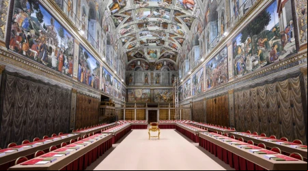 A pocas horas de que comience el cónclave, el Vaticano ha difundido imágenes de la Capilla Sixtina, donde ya está todo preparado