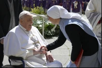 El Papa Francisco saluda a una religiosa en la plaza de San Pedro