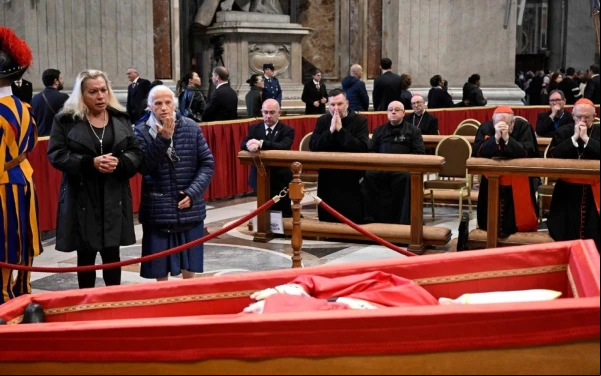 Sor Genevieve Jeanningros, se despide del Papa Francisco con un beso. Crédito: Vatican News.