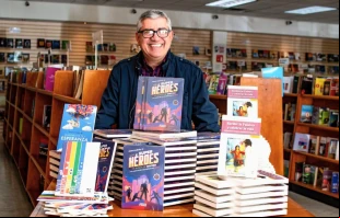 El P. Sergio Guzmán con algunos de los libros que ha escrito. Crédito: Cortesía P. Sergio Guzmán.