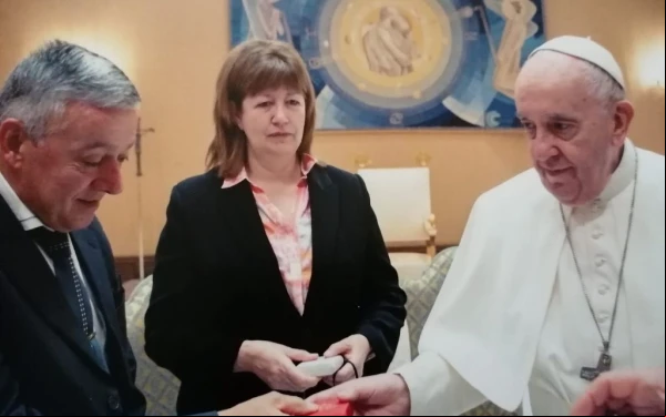 Susana y su esposo José Luis, con el Papa Francisco en el Vaticano. Crédito: Cortesía Susana Fradejas.