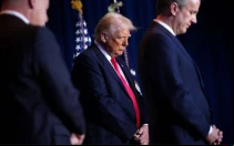El presidente Donald Trump participa en una oración en el Desayuno Nacional de Oración patrocinado por The Fellowship Foundation en el Washington Hilton el 6 de febrero de 2025, en Washington D.C. (Estados Unidos).