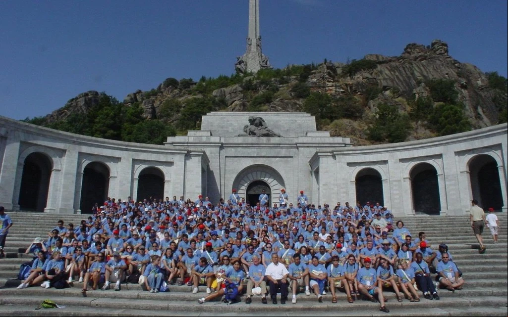 Siendo prior de los agustinos, León XIV visitó el Valle de los Caídos con un grupo de jóvenes en 2003 (abajo, con camisa blanca).?w=200&h=150