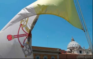 Una bandera del Vaticano ondea sobre la cúpula de la Basílica de San Pedro. Crédito: Bohumil Petrik / EWTN News.