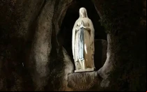 Imagen de la Virgen de Lourdes.