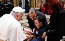 El Papa Francisco saluda a una familia durante la audiencia con el Tribunal de la Rota Romana