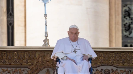 Quince días después de su última aparición pública, el Santo Padre reapareció entre los fieles